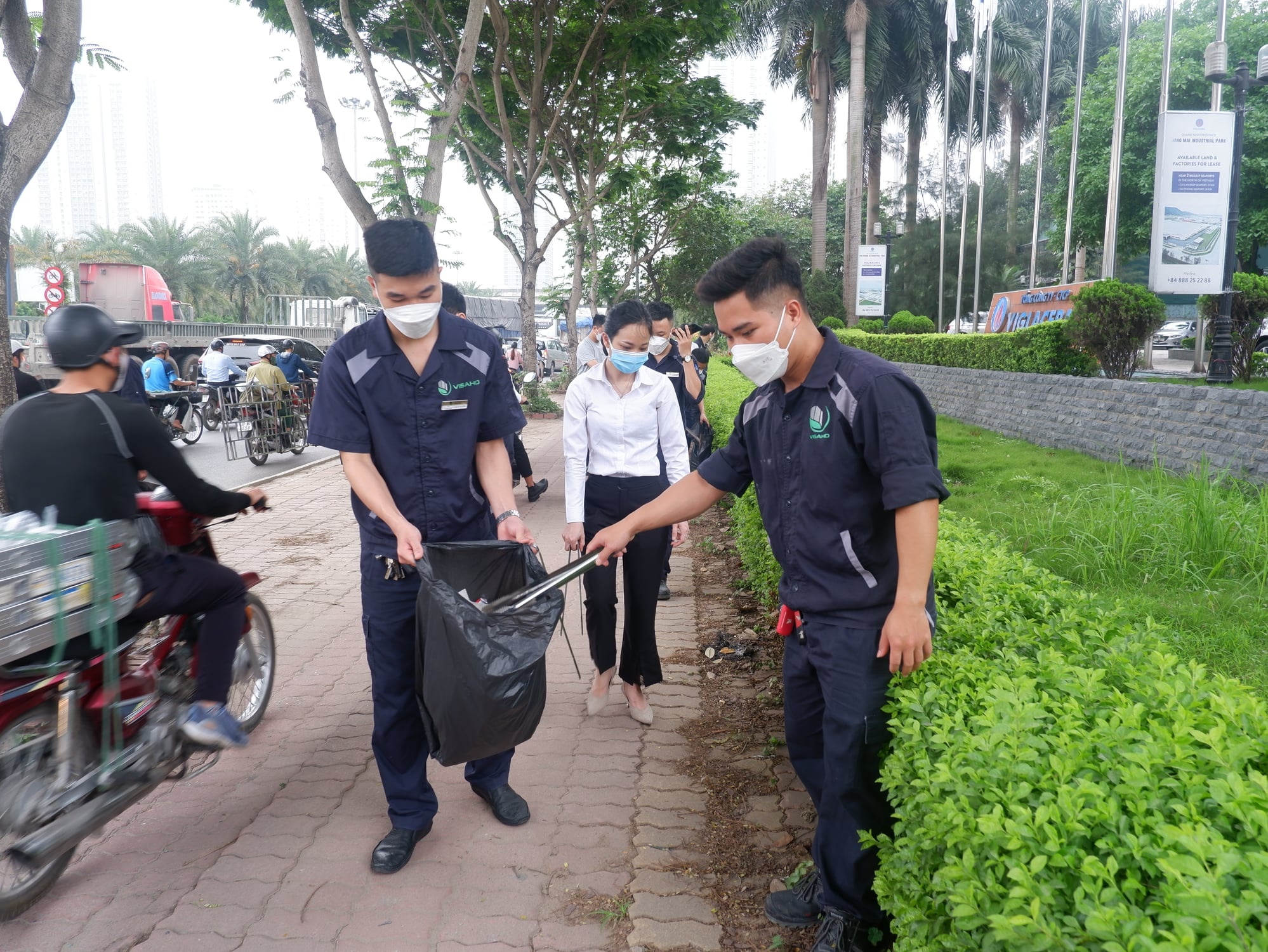 スワンレイク レジデンシーズ案件の運営管理契約書の調印式