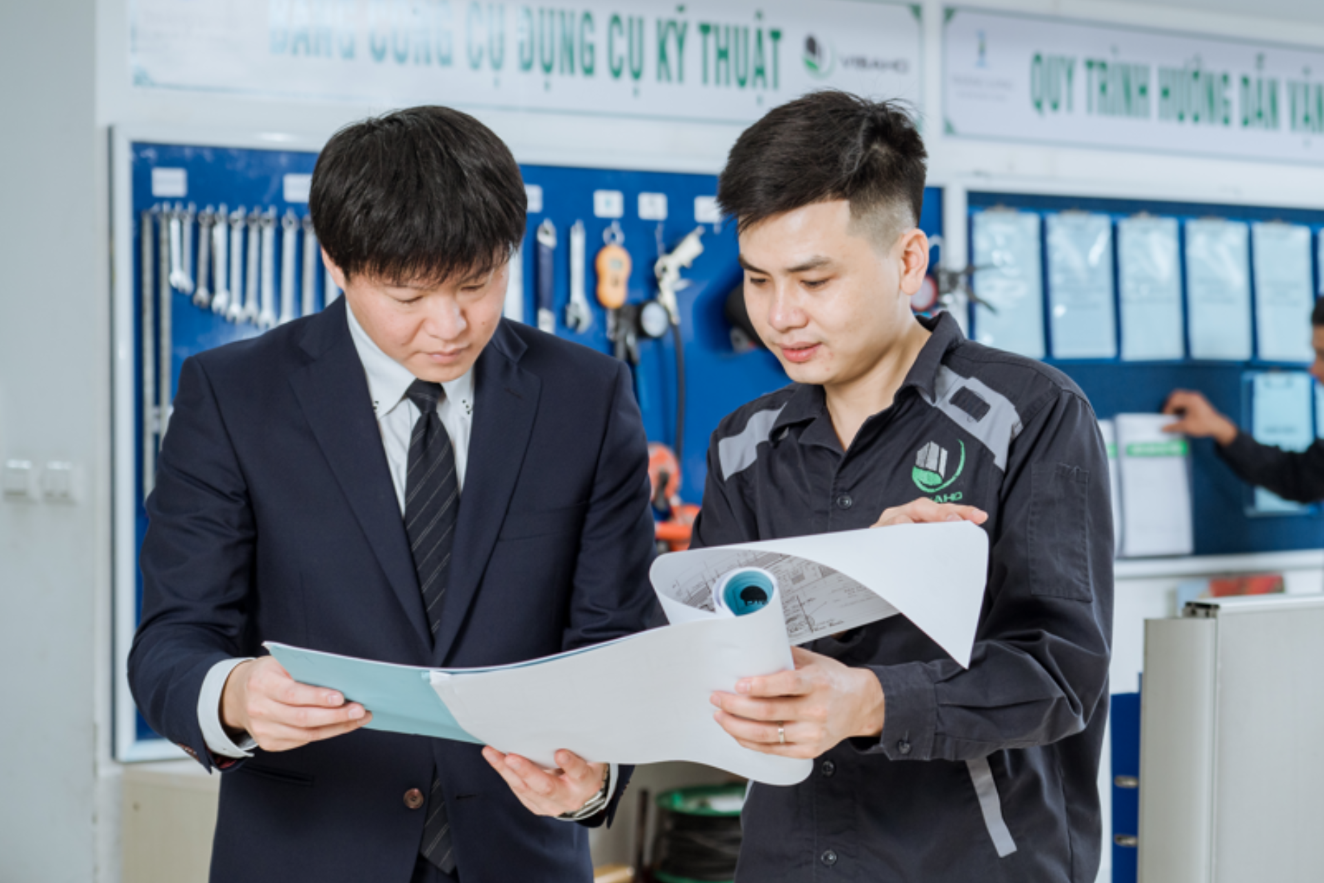 日本人の専門家は業務を案内します。