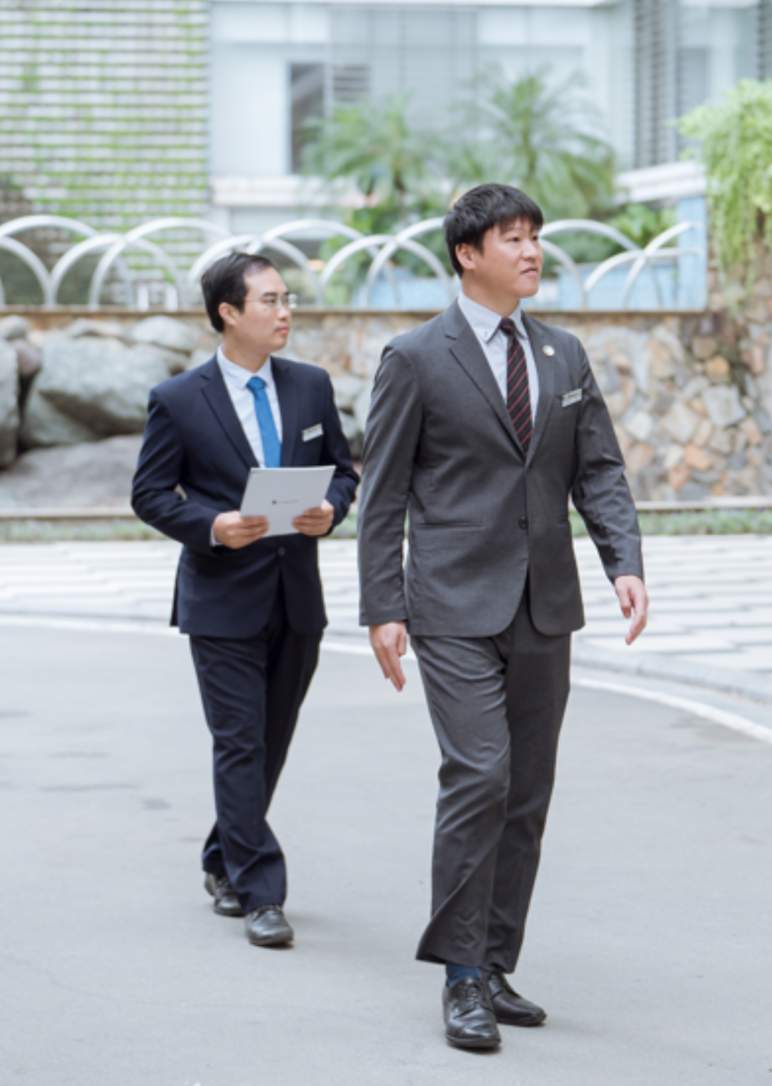 日本人の専門家は業務を案内します。