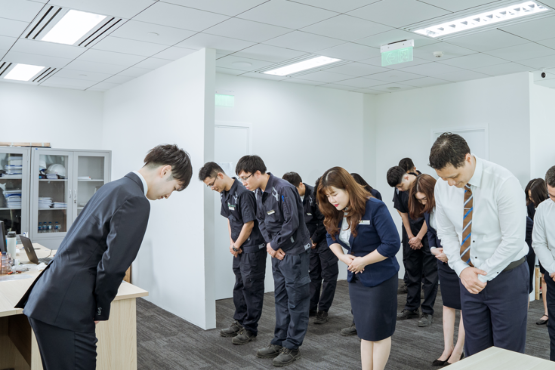 日本人の専門家は業務を案内します。