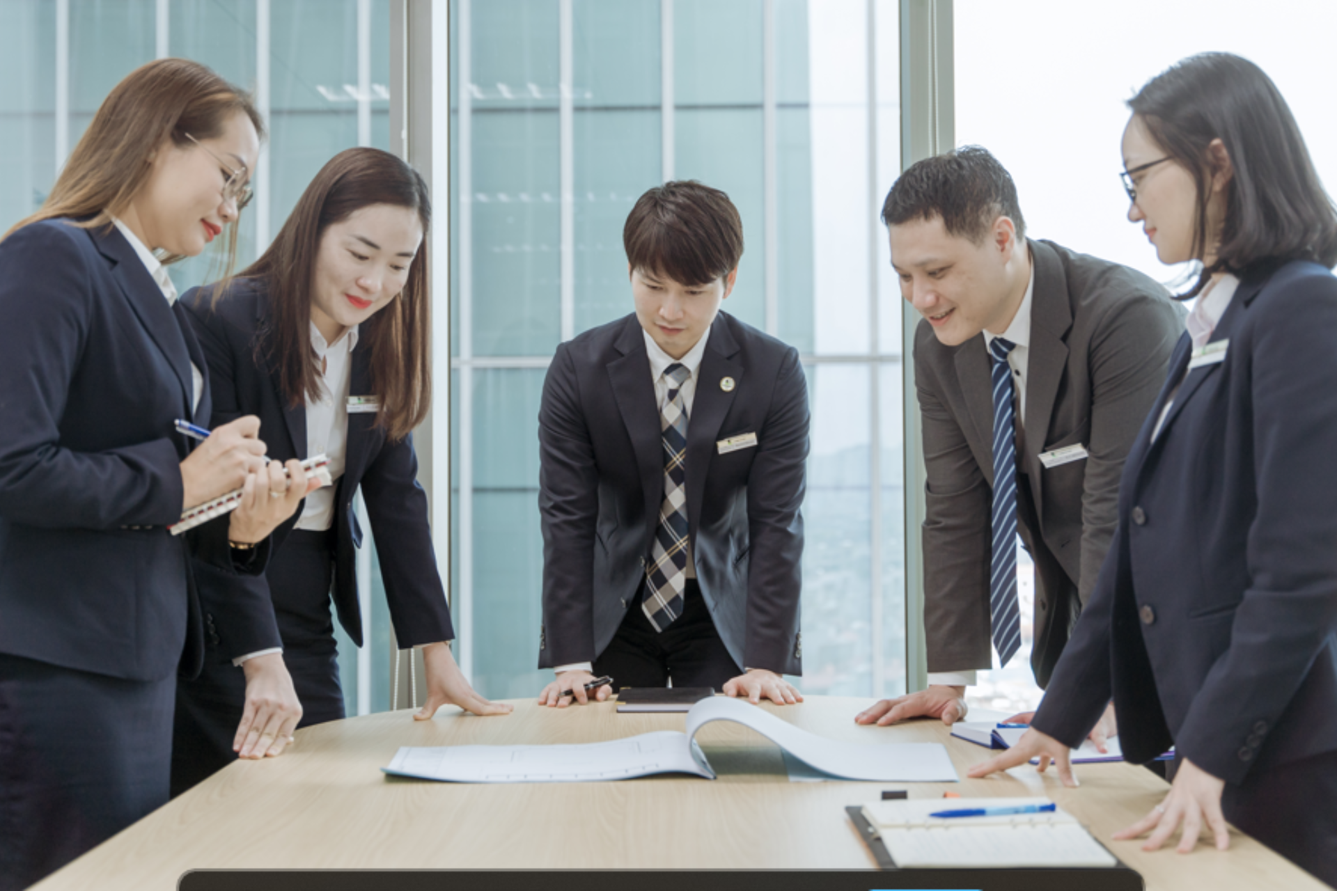 日本人の専門家は業務を案内します。