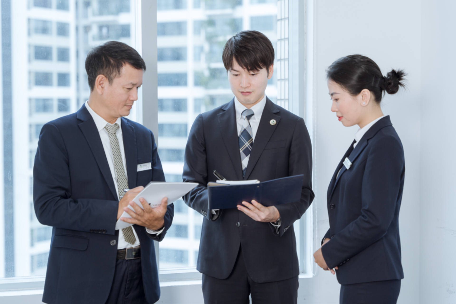 日本人の専門家は業務を案内します。