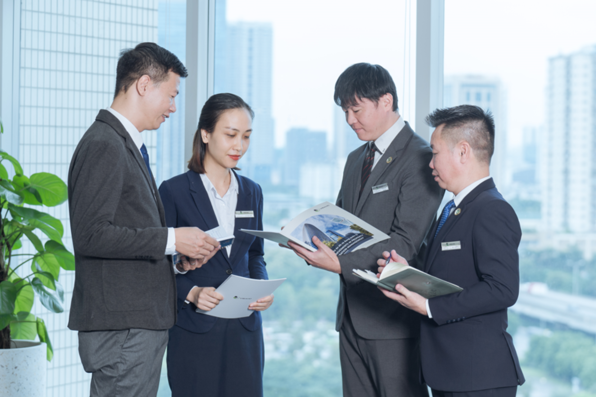 日本人の専門家は業務を案内します。