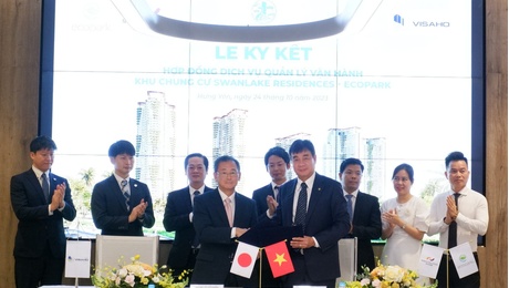 スワンレイク レジデンシーズ案件の運営管理契約書の調印式