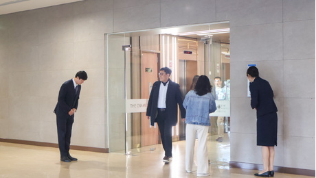 お客様へのご挨拶 ― The Matrix OneにおけるVISAHOの日本式サービスの象徴