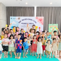 子どもたちはVISAHOによって開催された絵本読み聞かせ会に楽しく参加しました。