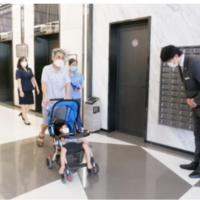 マンションのエントランスで日本運営管理事務所が一人一人に挨拶をしているのを見て、住民は驚いた