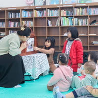 Young residents eagerly read Ehon stories with VISAHO