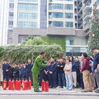 Visaho management board coordinates with forces to organize fire drill at Thang Long Number One