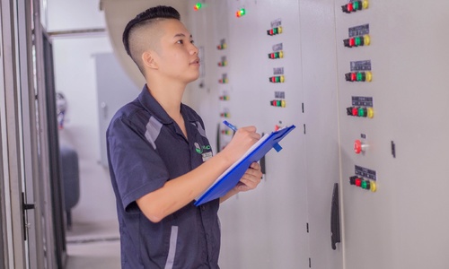 Nhân viên kĩ thuật tòa nhà