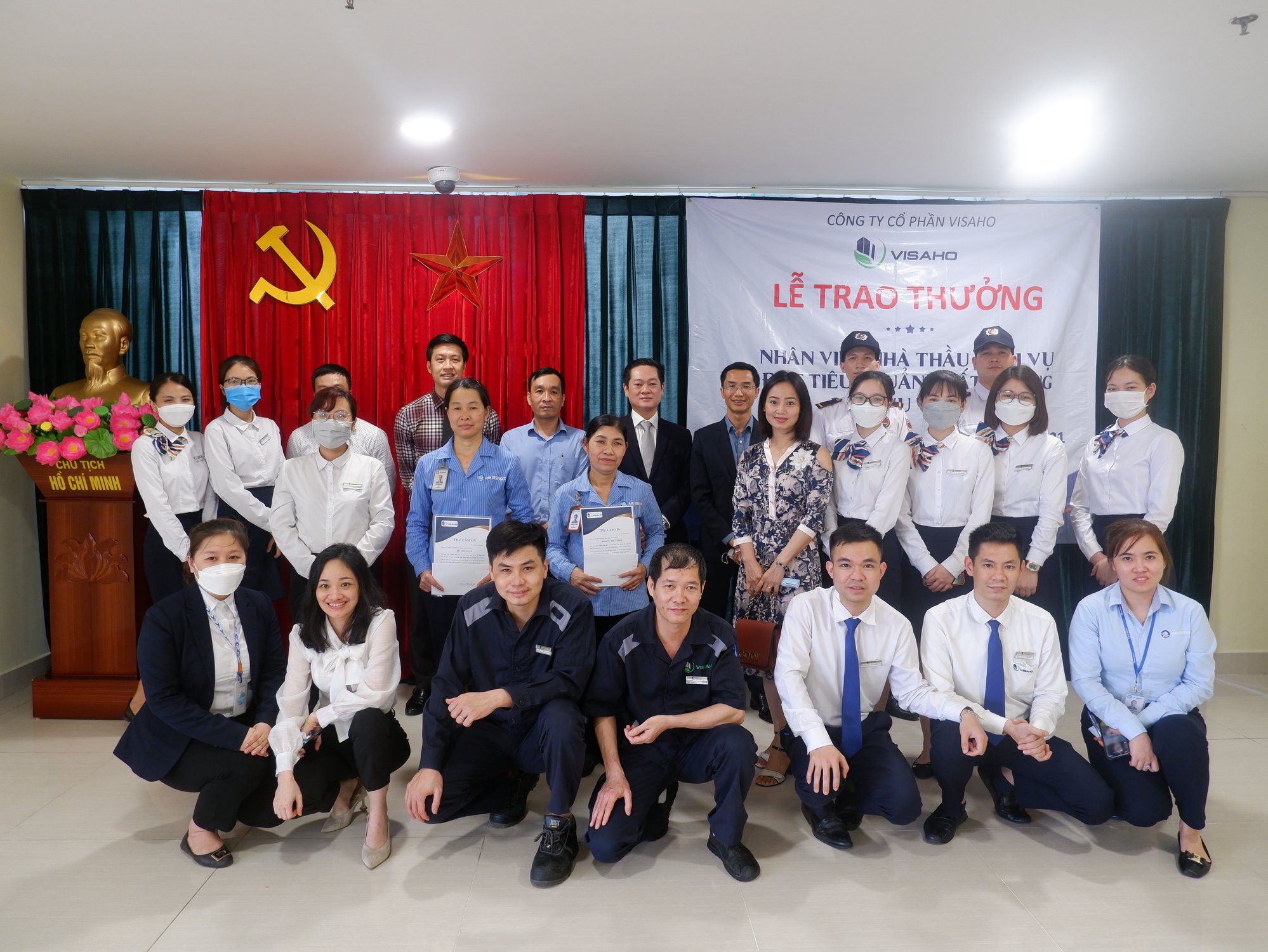 PGĐ Phạm Tất Thành trao thưởng nhân viên nhà thầu đạt tiêu chuẩn chất lượng dịch vụ tại Thang Long No.1