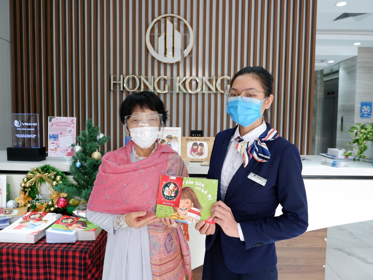 Not only holding the online stories reading sessions, but VISAHO also donated thousands of books of Ehon - Japanese educational comics to children at the buildings managed by VISAHO.
