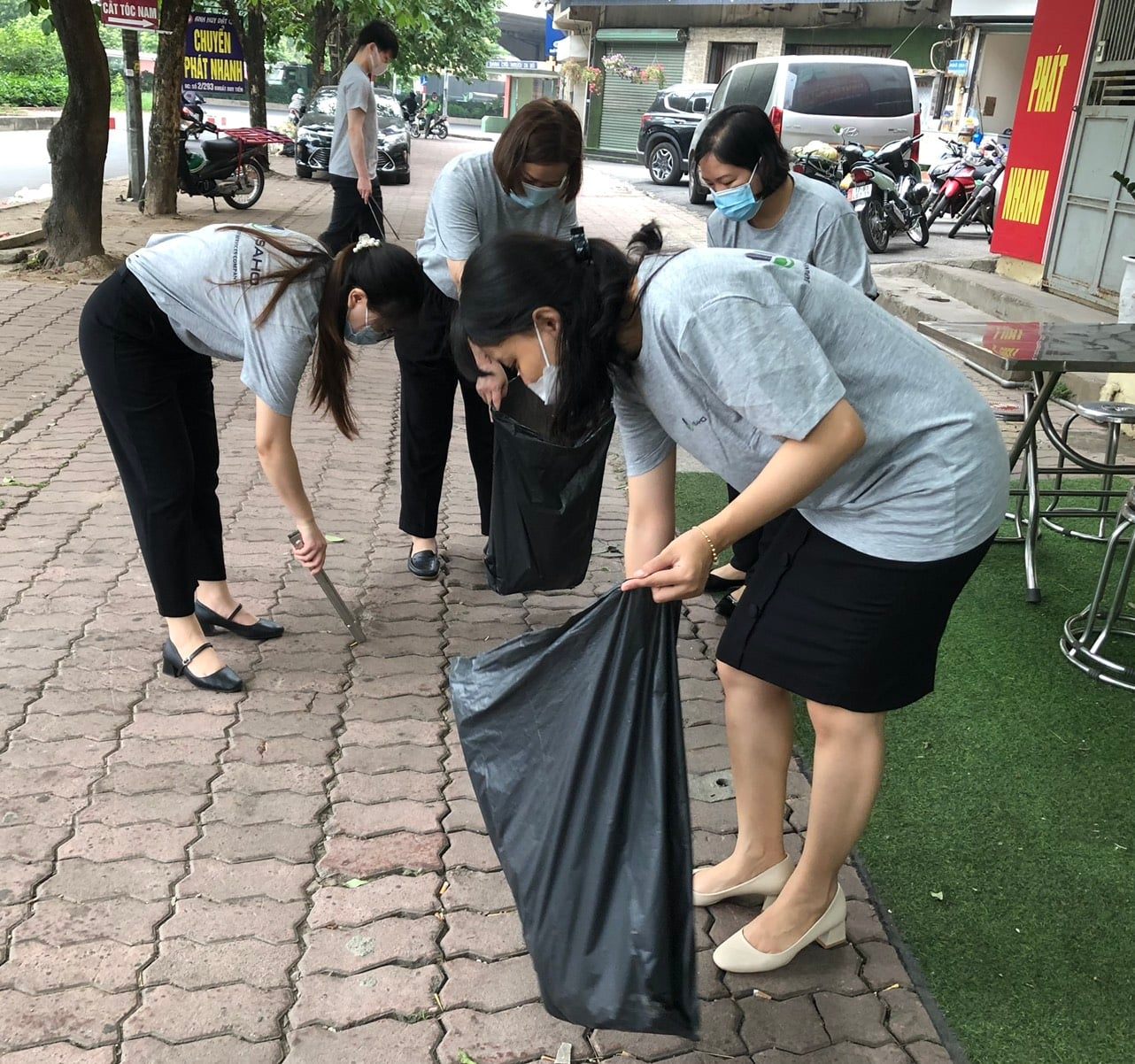 This is the second time VISAHO organizes an activity to pick up trash to protect the environment