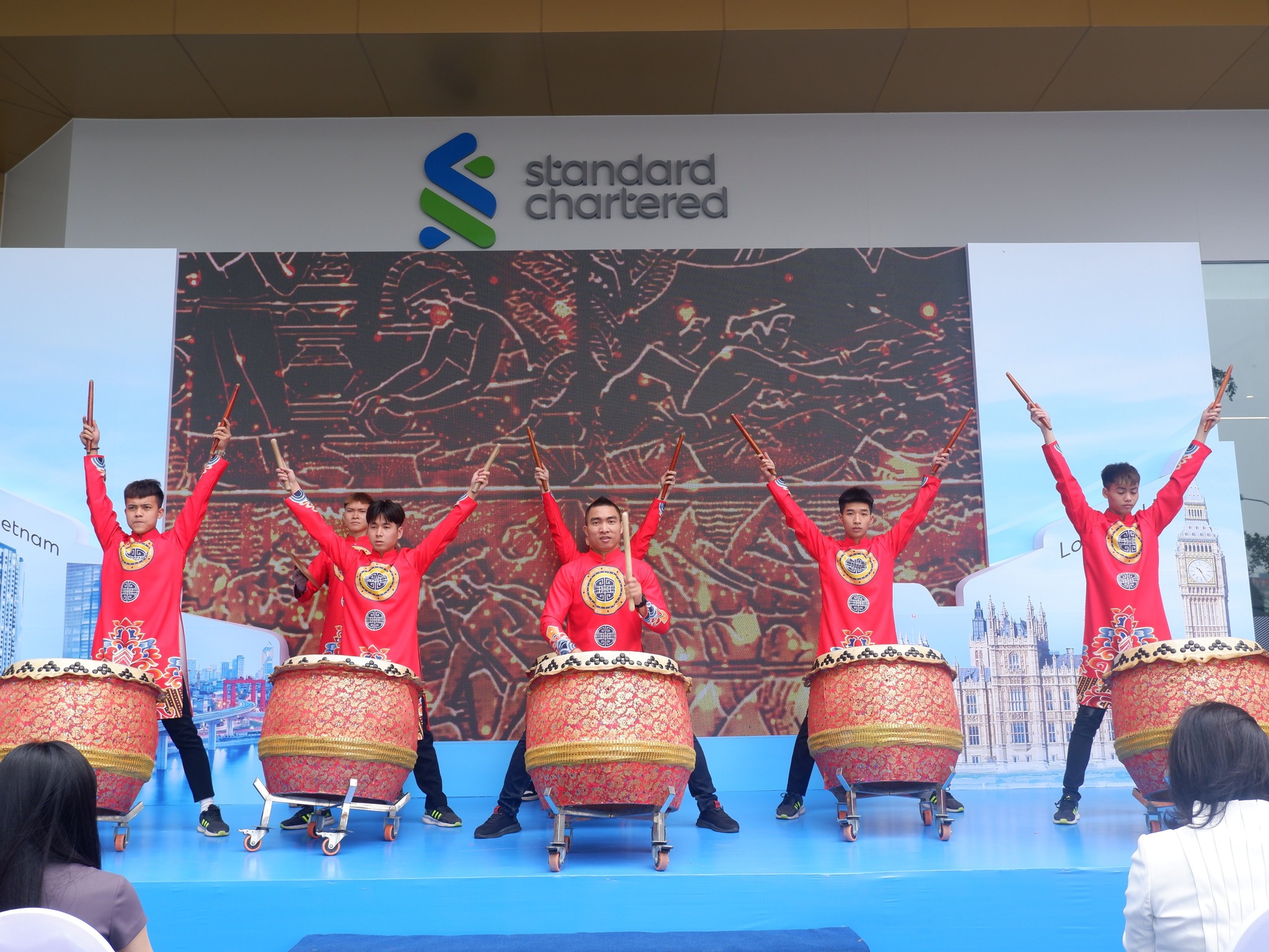 スタンダードチャータード銀行の開会式での活動