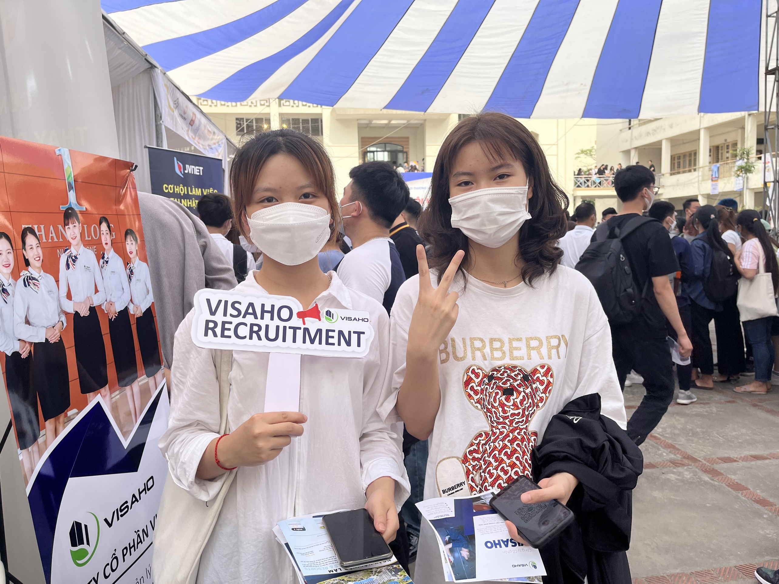 若者を迎えるVISAHO採用ブースにて