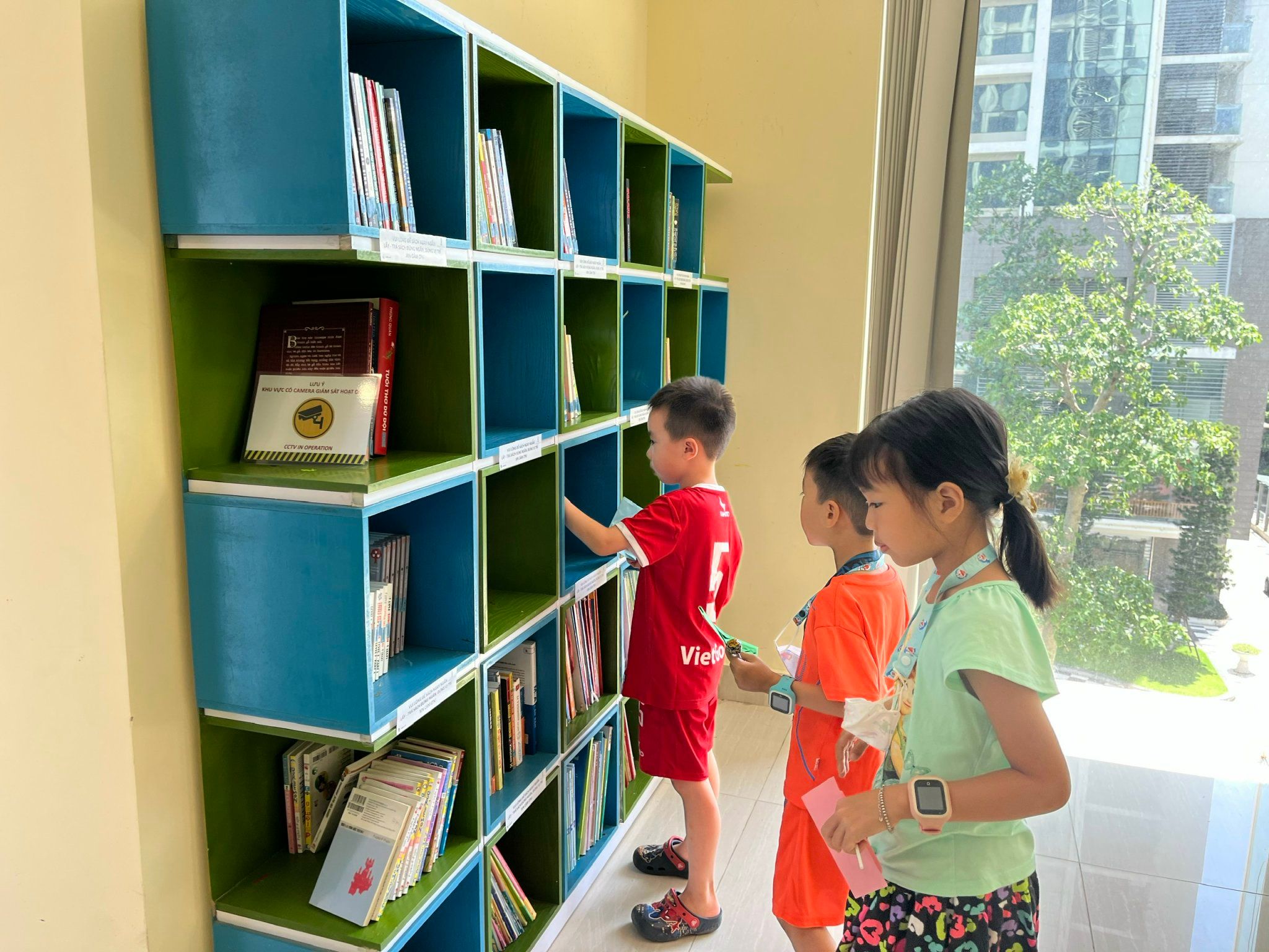 住民は図書館を訪れるのを楽しんでいます