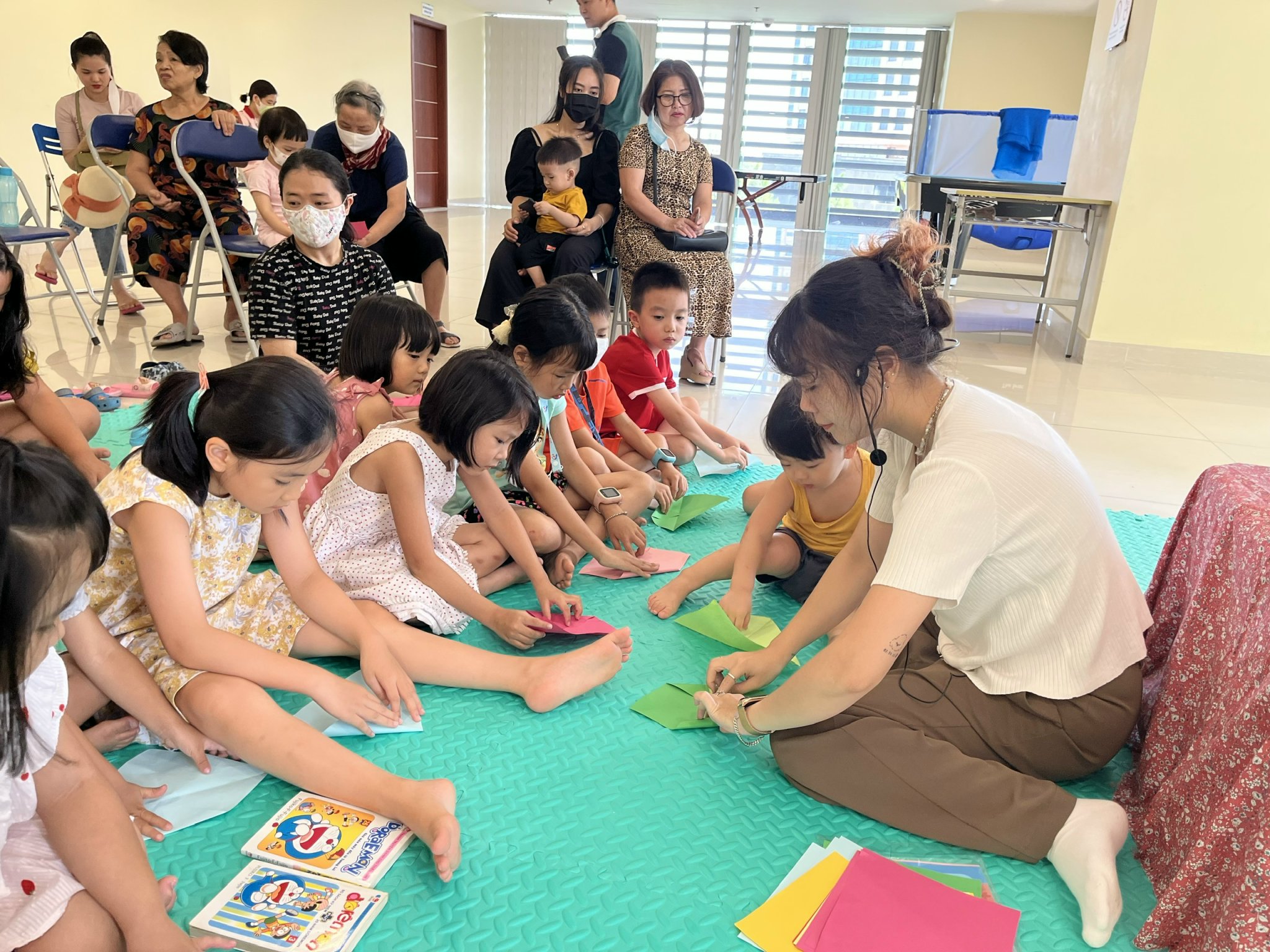 子供たちは折り紙アートで手紙を折ることに参加します