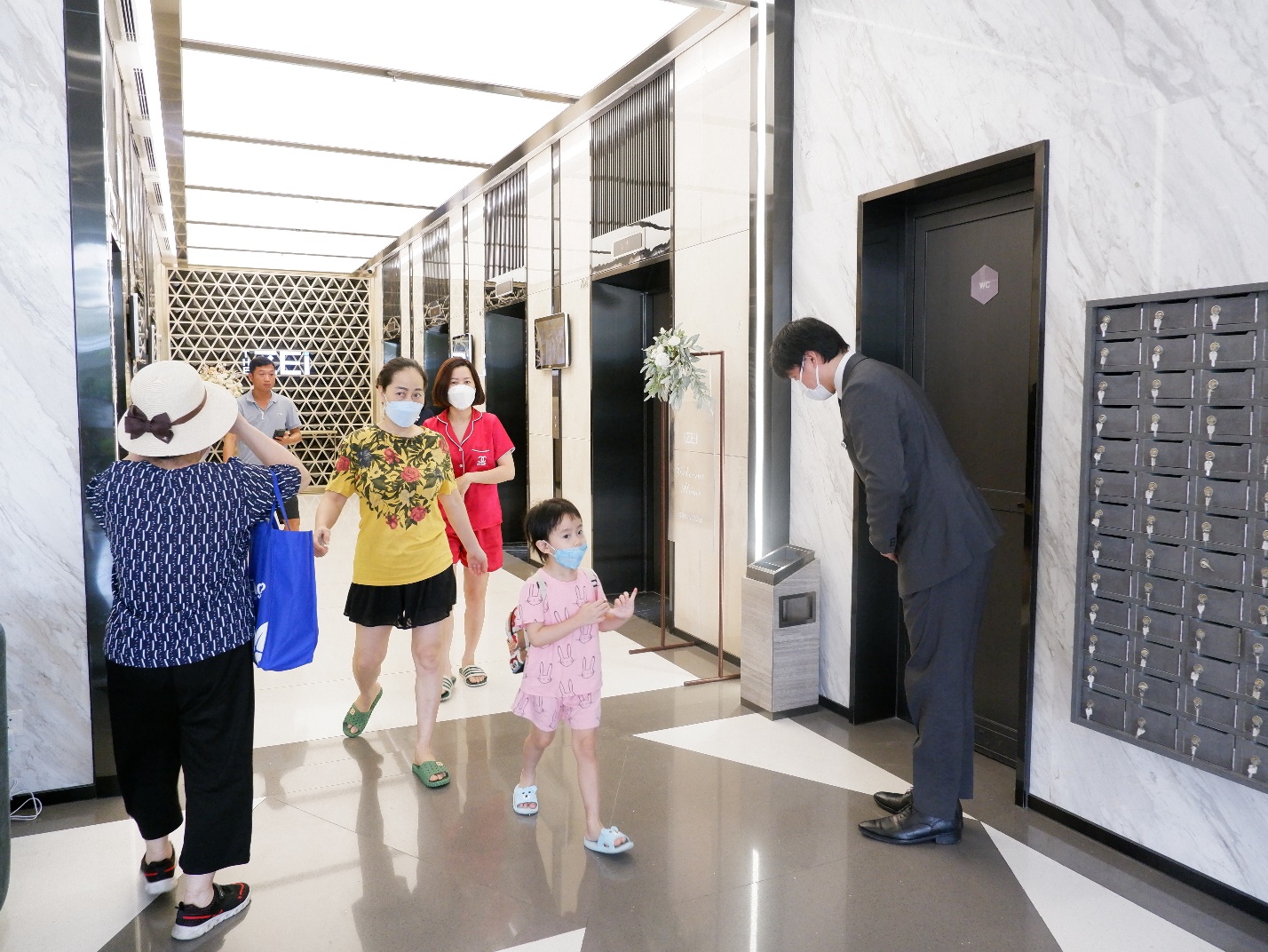BLQ tòa nhà Nhật Bản cúi chào cư dân tại sảnh chung cư - Ảnh 1.