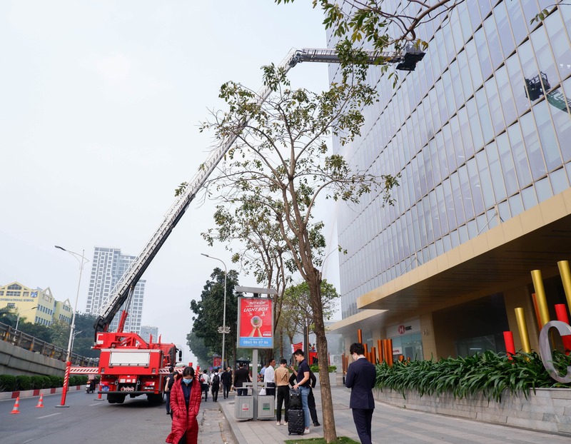 Có thể là hình ảnh về 2 người, trẻ em, mọi người đang đi bộ, mọi người đang đứng và ngoài trời