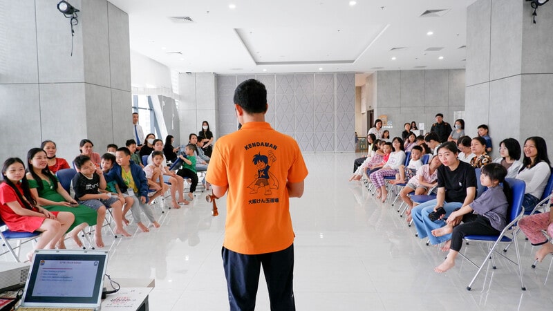 Có thể là hình ảnh về 11 người, trẻ em, mọi người đang đứng và trong nhà