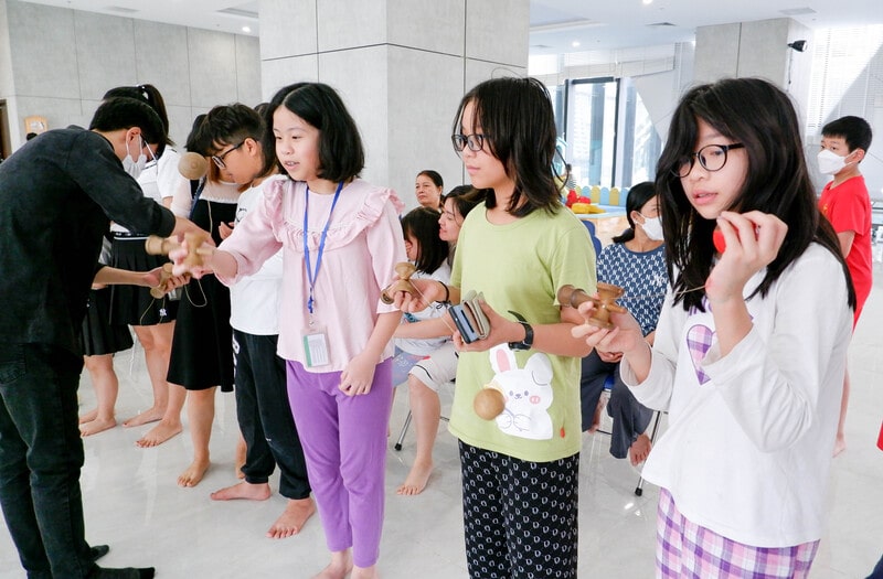 Có thể là hình ảnh về 4 người, mọi người đang đứng và trong nhà