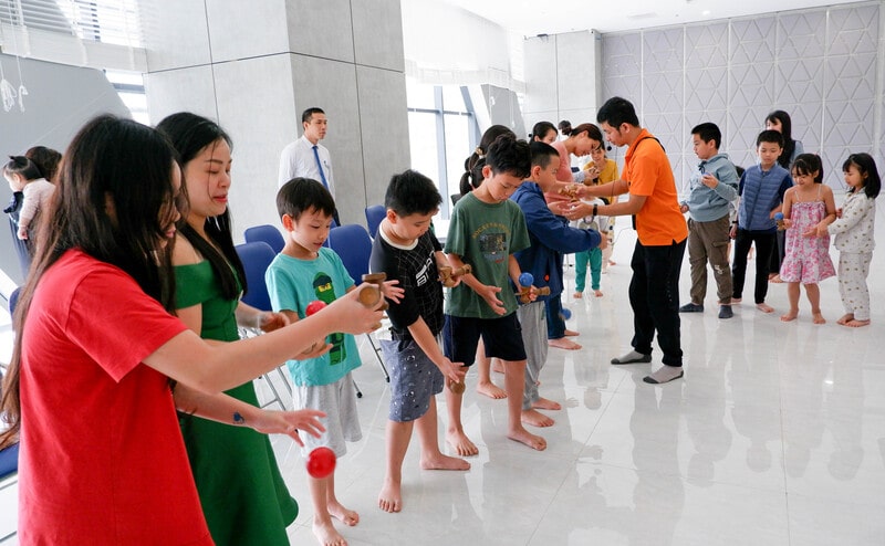 Có thể là hình ảnh về 15 người, trẻ em, mọi người đang đứng và trong nhà
