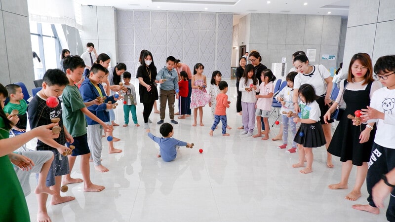 Có thể là hình ảnh về 7 người, trẻ em, mọi người đang đứng và trong nhà