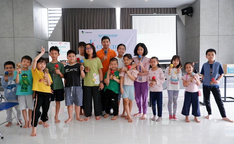Có thể là hình ảnh về 13 người, trẻ em, mọi người đang đứng và trong nhà