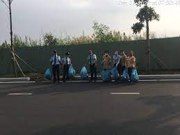 Ban Quản lý dự án, đội vệ sinh cùng đội bảo vệ đã phối hợp cùng các cư dân tại dự án thu gom rác